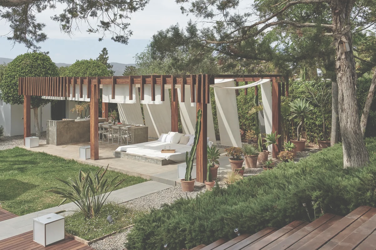 Outdoor lounge and pergola