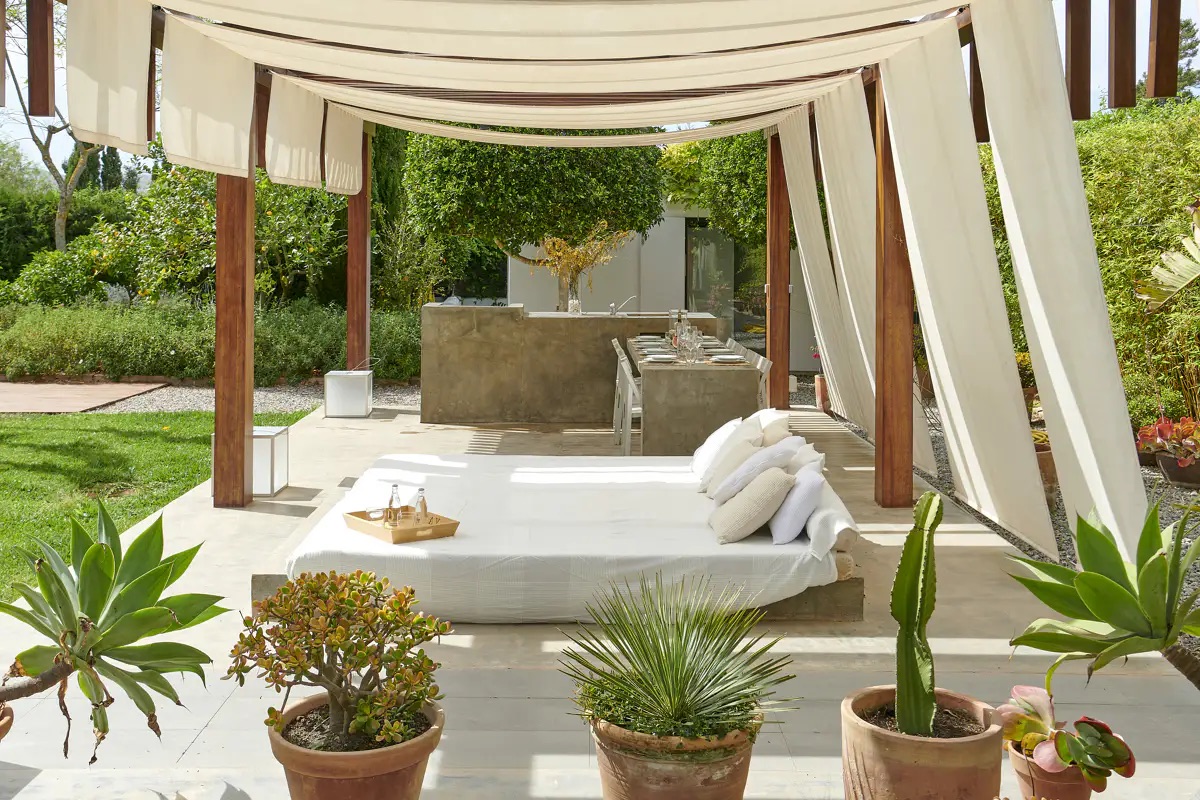 Pergola daybed