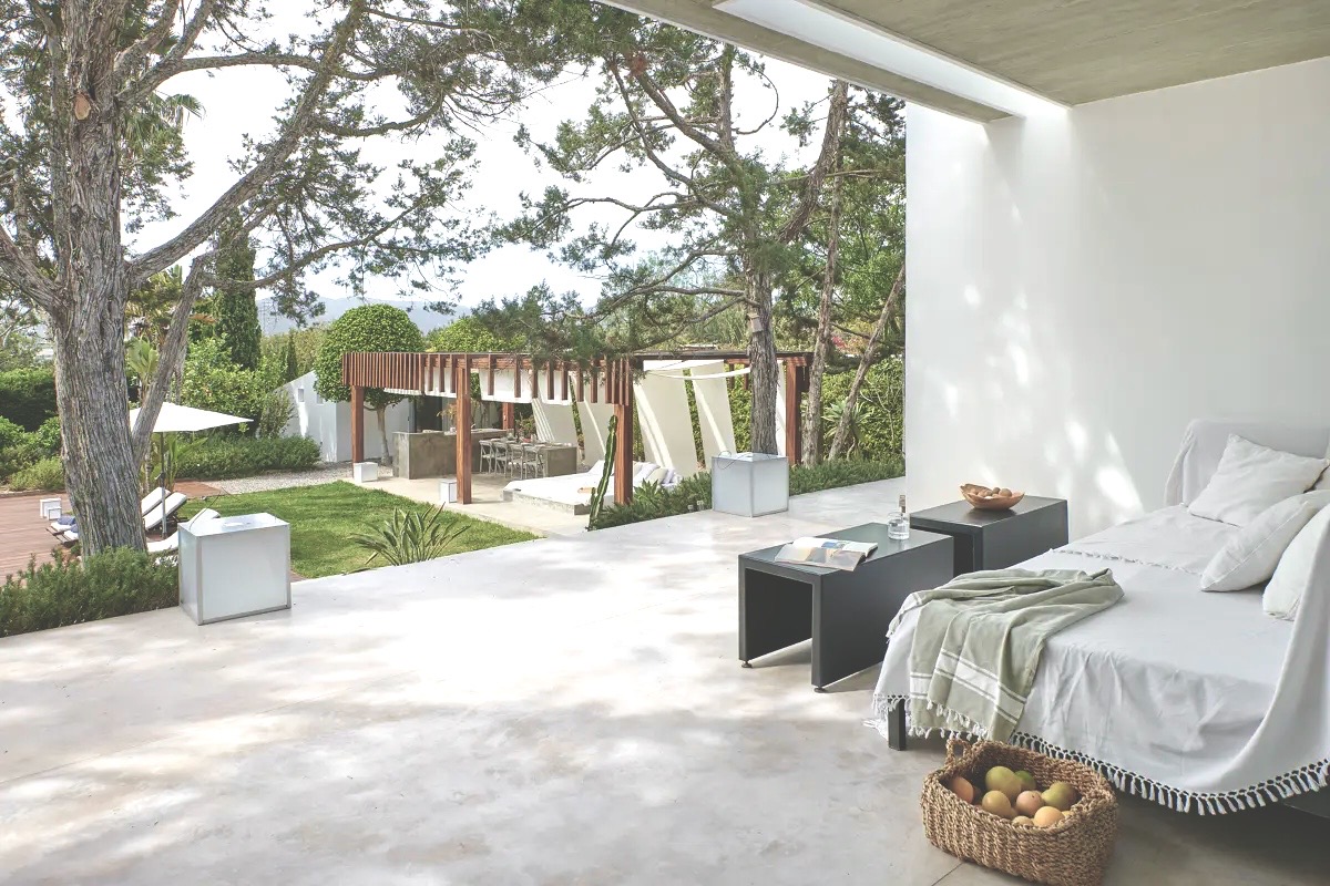 Covered terrace lounge