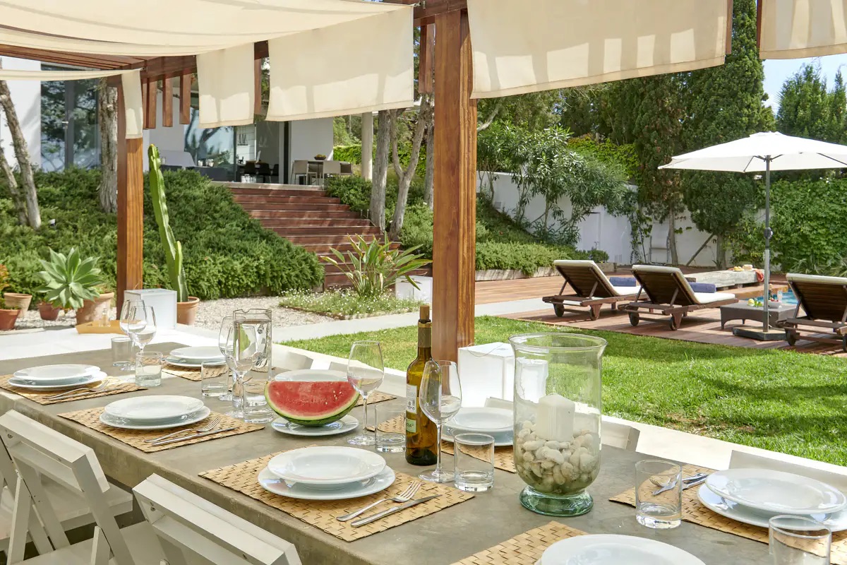 Outdoor dining terrace
